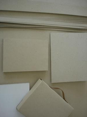  
 Plancha de Cart�n Gr�s utilizado en tapicer�a, calzado, cuadros, encuadernaci�n, ... 
 